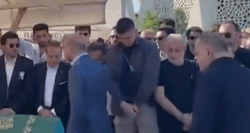 Bu görüntüler sosyal medyada çok konuşuldu: Egemen Bağış’a cenazede Bilal Erdoğan şoku