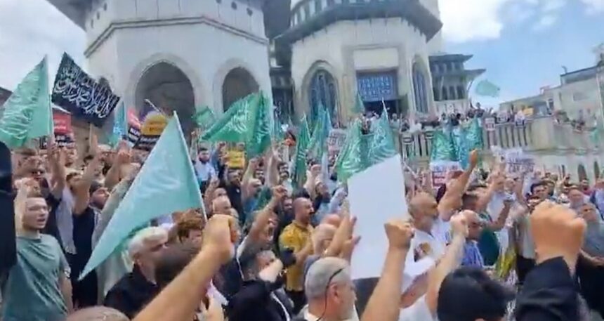 Bu nasıl yasak? Hilafet bayraklarıyla Taksim’de eylem yaptılar