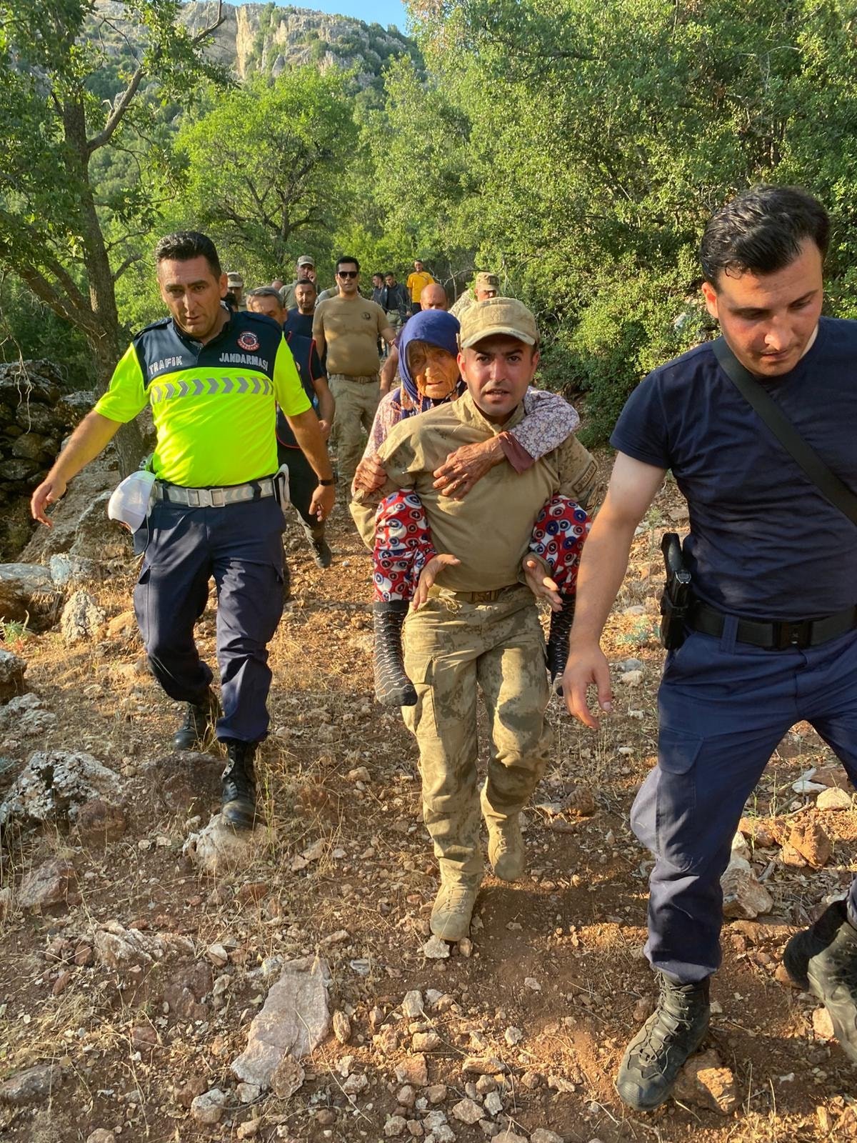 Burdur’da kayıp alzheimer hastası yaşlı kadın arazide sağ olarak bulundu