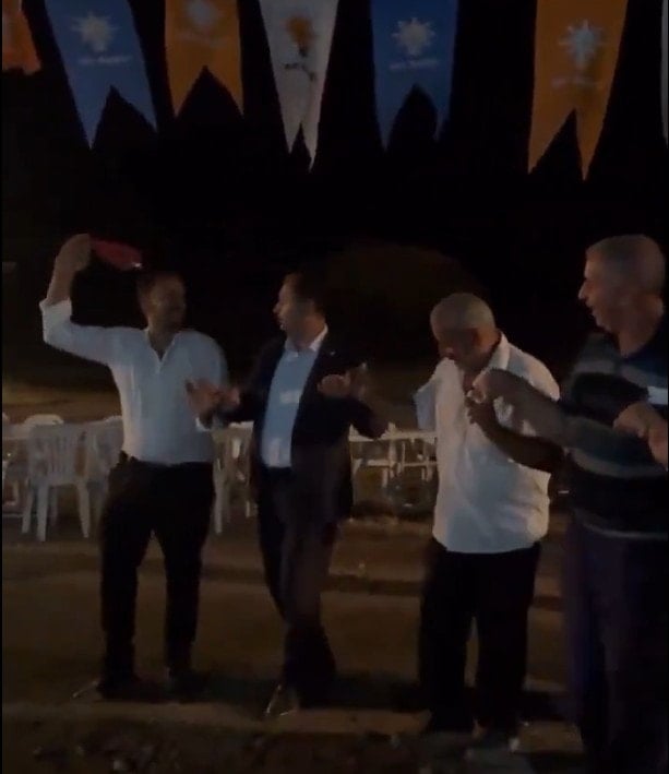 Bursa yanarken AKP'li vekil köyde halay çekiyordu