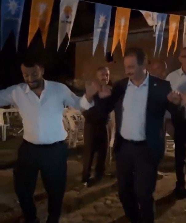 Bursa yanarken AKP'li vekil köyde halay çekiyordu