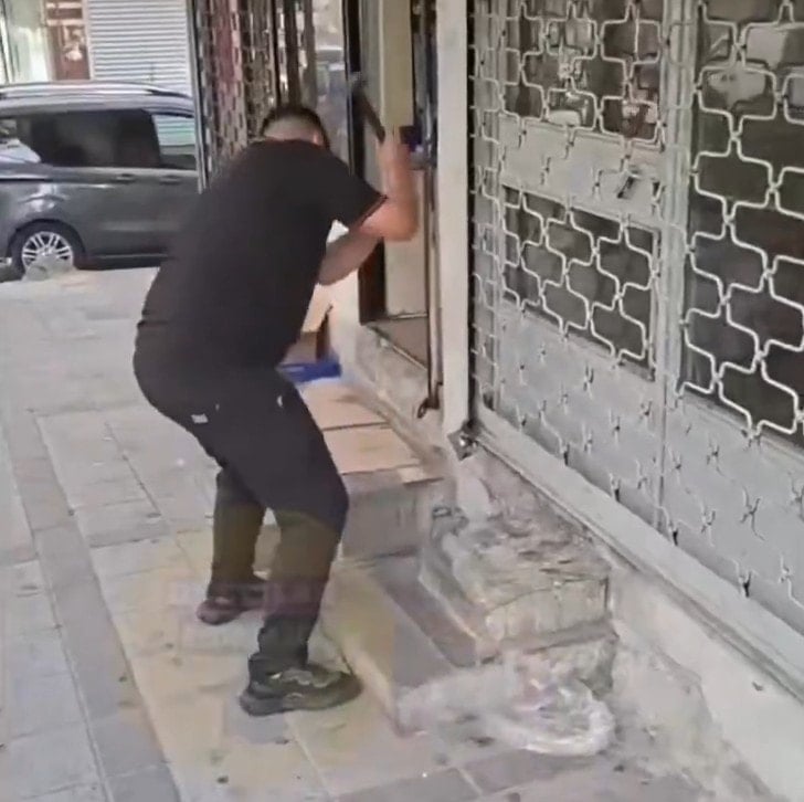 Çalınan 100 bin liralık telefonunun sinyal verdiği yeri öğrenince deliye döndü