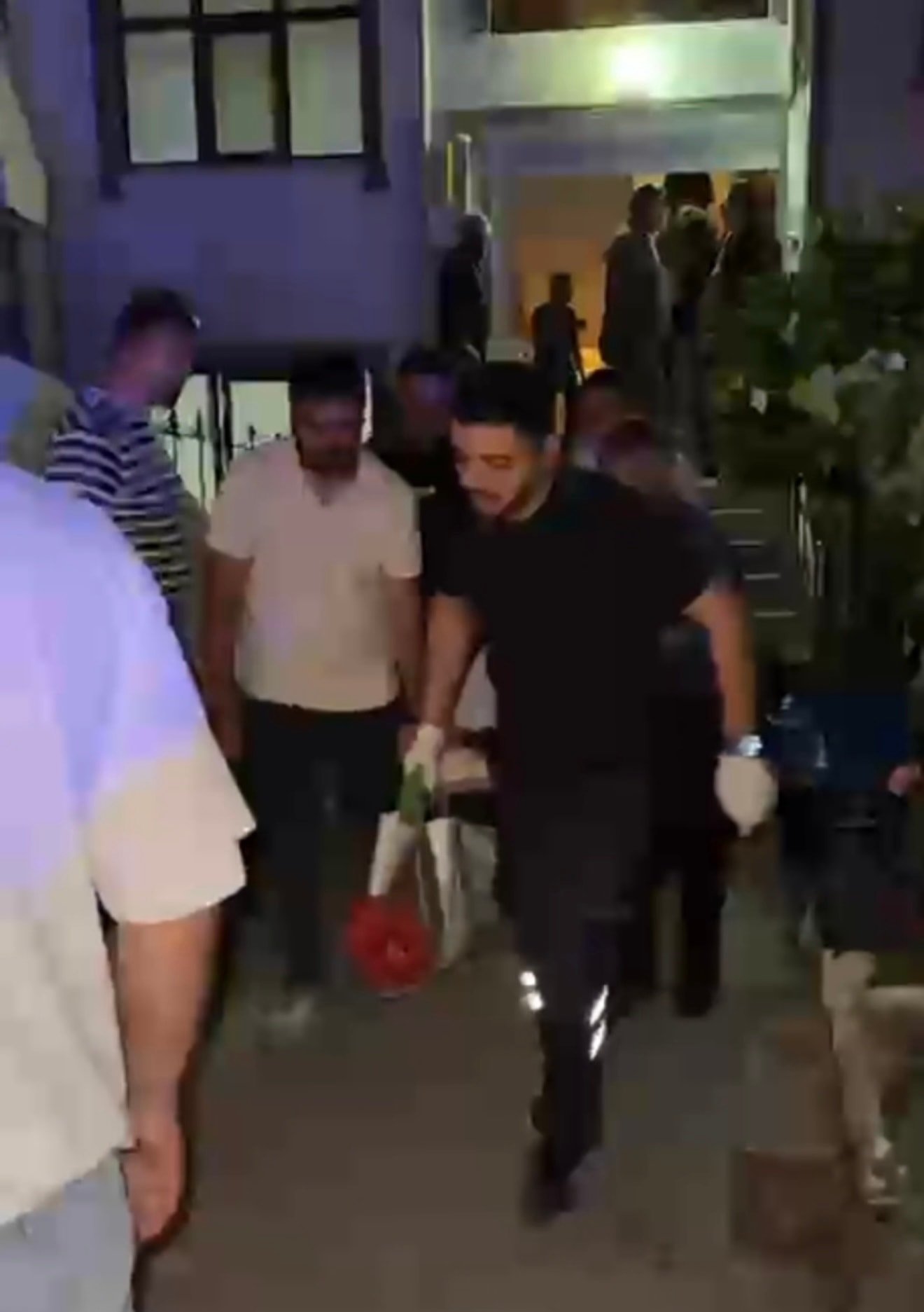 Cani adam boşandığı kadını öldürdü, kızını ağır yaraladı