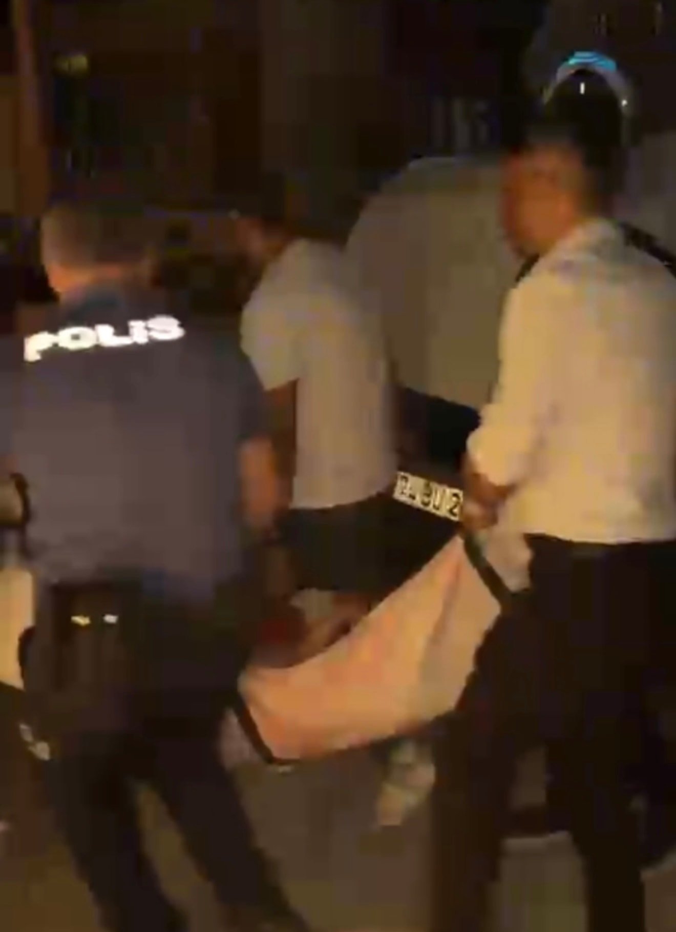 Cani adam boşandığı kadını öldürdü, kızını ağır yaraladı