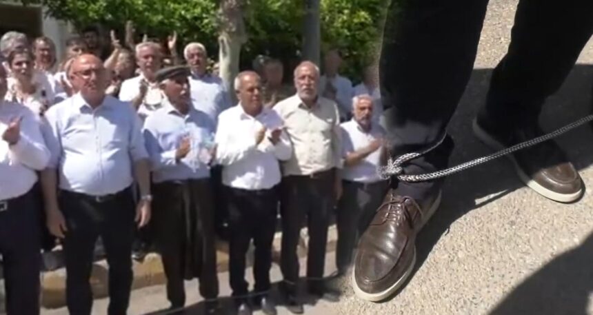 CHP’li Tanal Adıyaman halkıyla ayaklarına kelepçe bağladı: ‘Tutdere’nin evde ne işi var?’