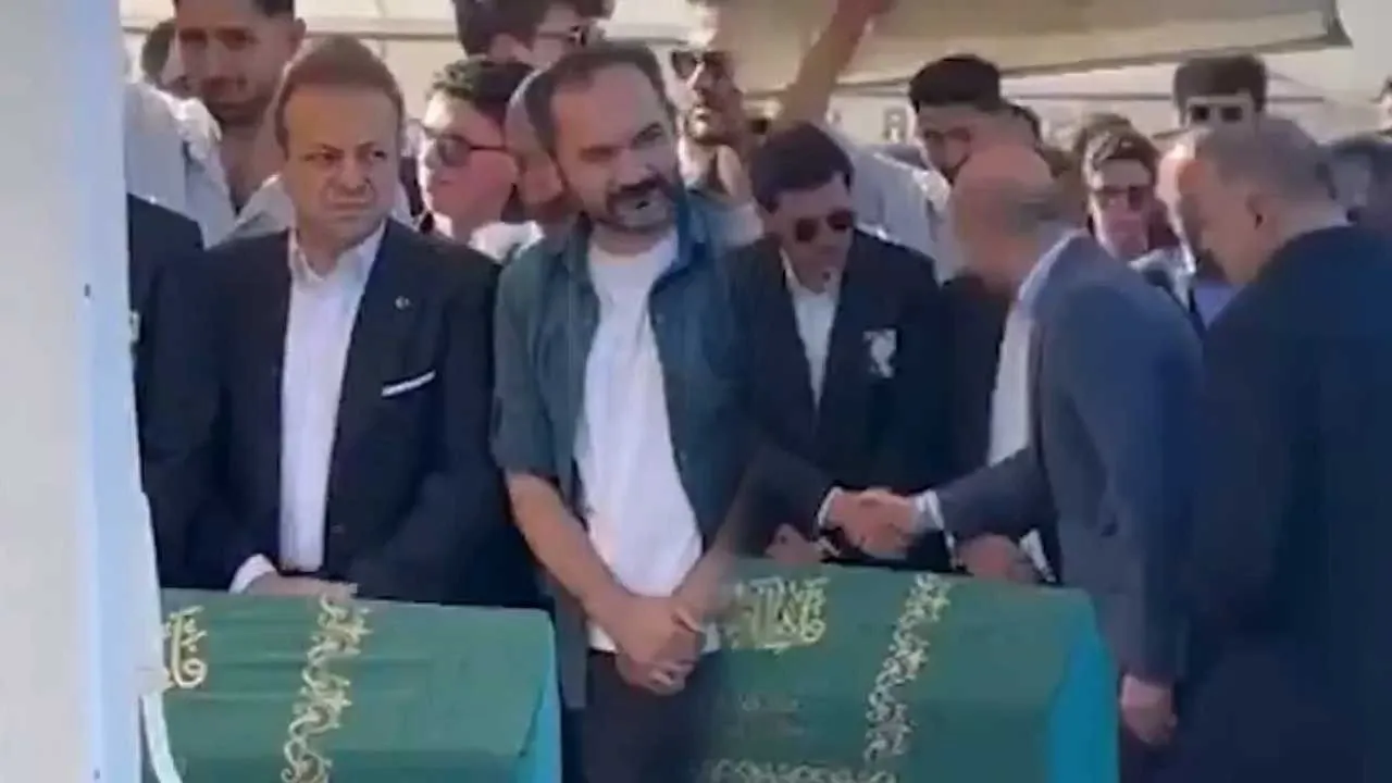 Cübbeli Ahmet ve Egemen Bağış birbirine girdi: 'Yanmaz kefen pazarlayıcısı'