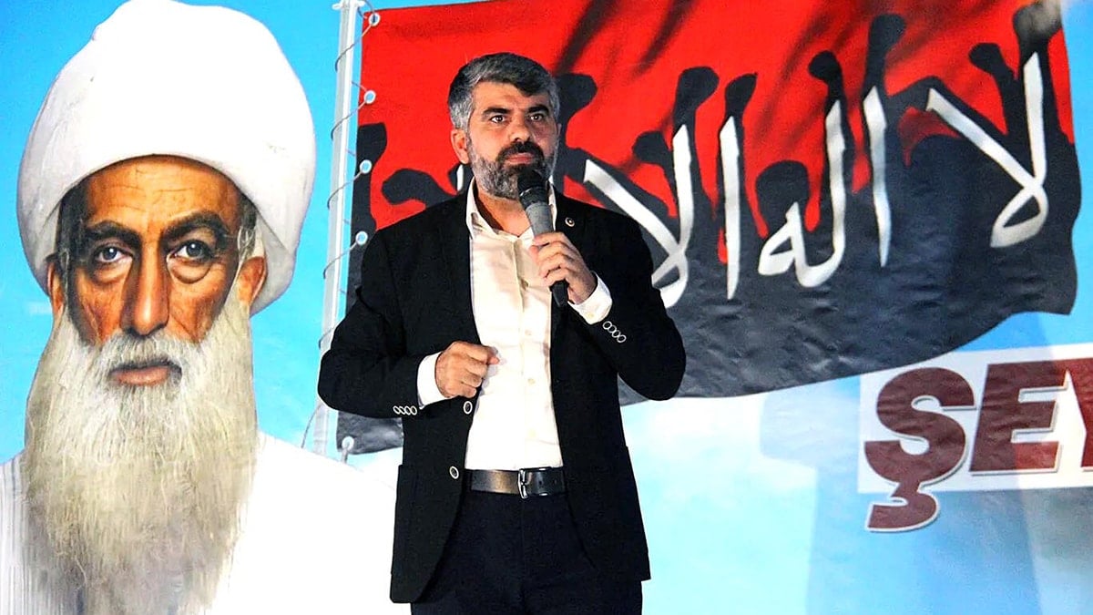 ‘Cumhuriyet düşmanı’nı asıldığı meydanda andılar