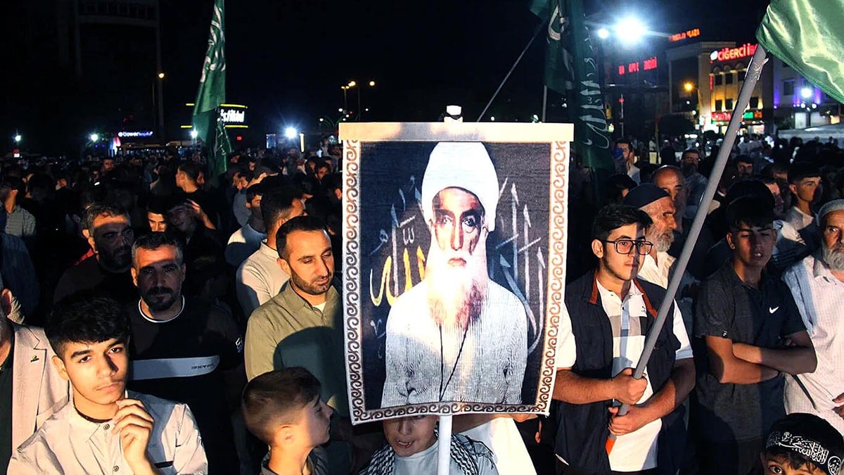 ‘Cumhuriyet düşmanı’nı asıldığı meydanda andılar