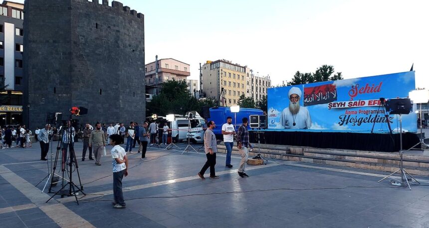 ‘Cumhuriyet düşmanı’nı asıldığı meydanda andılar