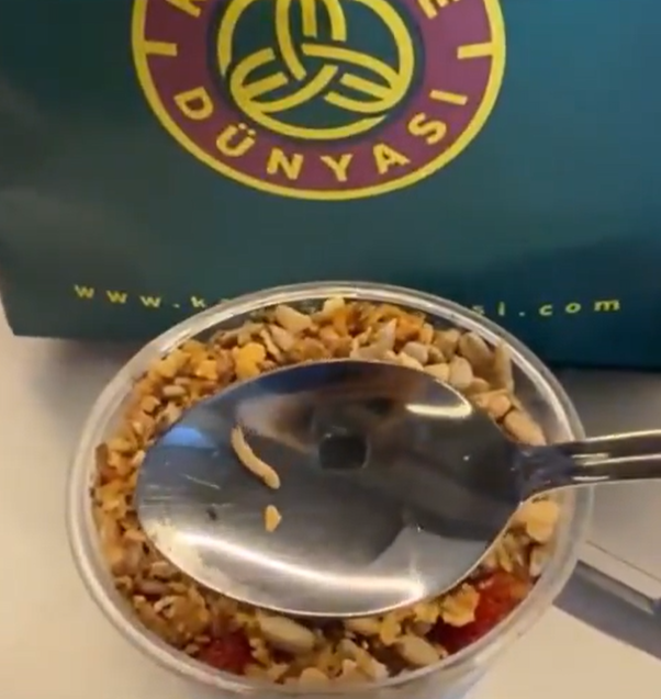 Dev kahve zincirinde 'kurt' skandalı! Granola yerken fark etti