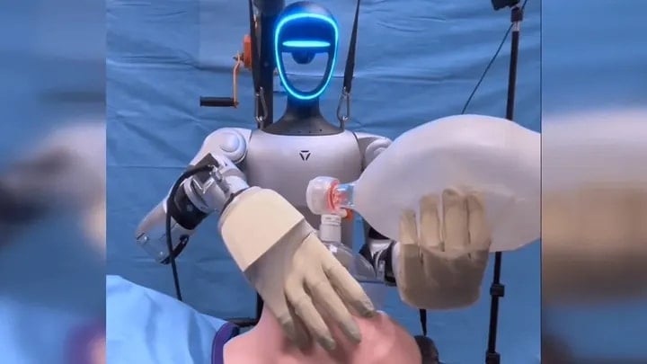 Doktorlar yerine robotlar geliyor! Ameliyata girdiler, muayene bile yaptılar