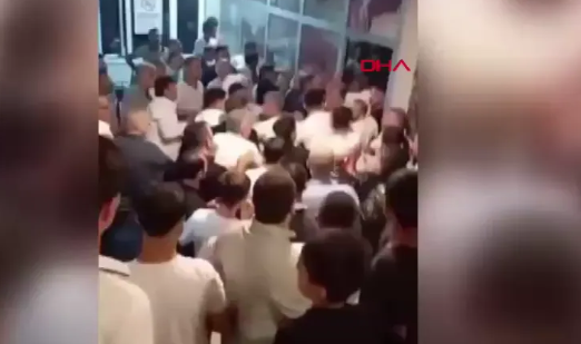 Düğün salonunun önünde adeta savaş çıkardılar