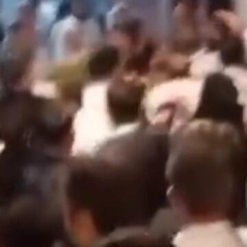 dugun-salonunun-onunde-adeta-savas-cikardilar-Ecddmy2Z.jpg Düğün salonunun önünde adeta savaş çıkardılar