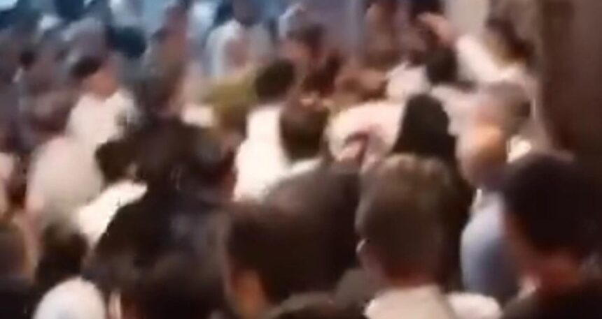 Düğün salonunun önünde adeta savaş çıkardılar