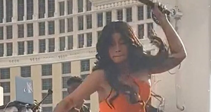 Dünyaca ünlü şarkıcı Cardi B’ye darp davası