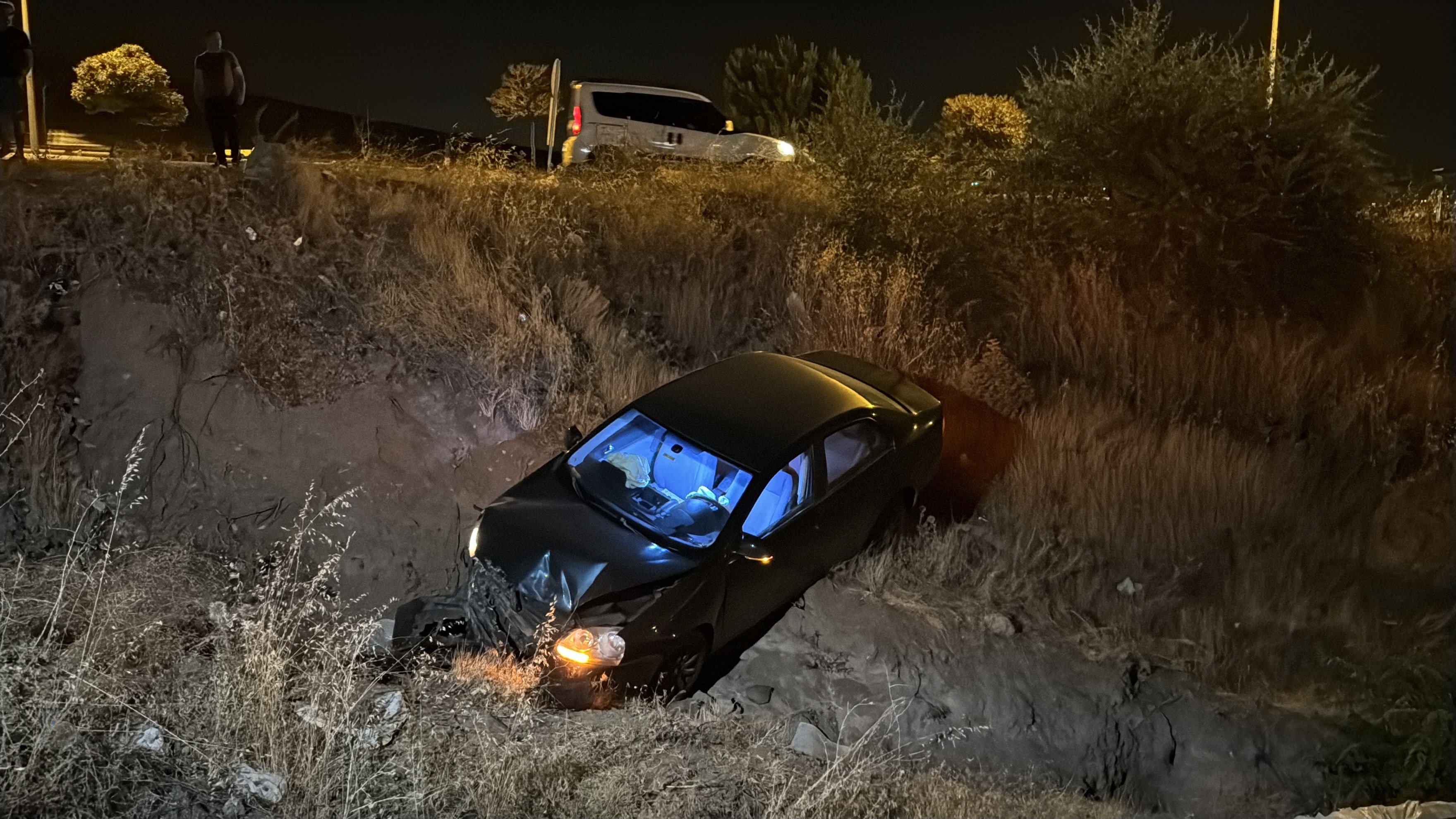 Elazığ’da otomobil şarampole devrildi