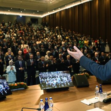 Erdoğan’ın önünde bakan eleştirisi