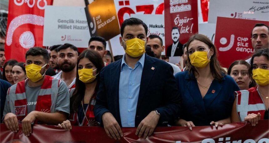 Gençlerden, tutuklu Mehmet Murat Çalık’a sarı maskeli destek