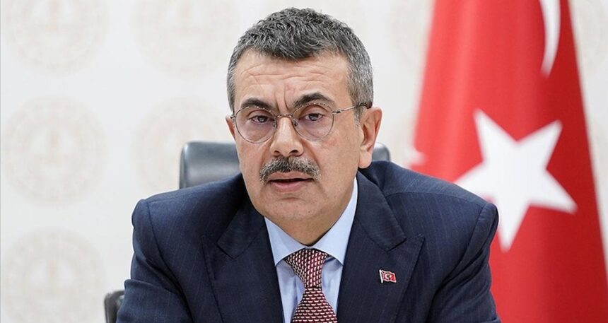 ‘Gerizekalıya anlatır gibi’ diyen Bakan Tekin, iktidara yakın isimlere ihale dağıtıyor