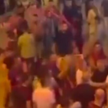 Hakim ve polis kafede masa için birbirine girdi!