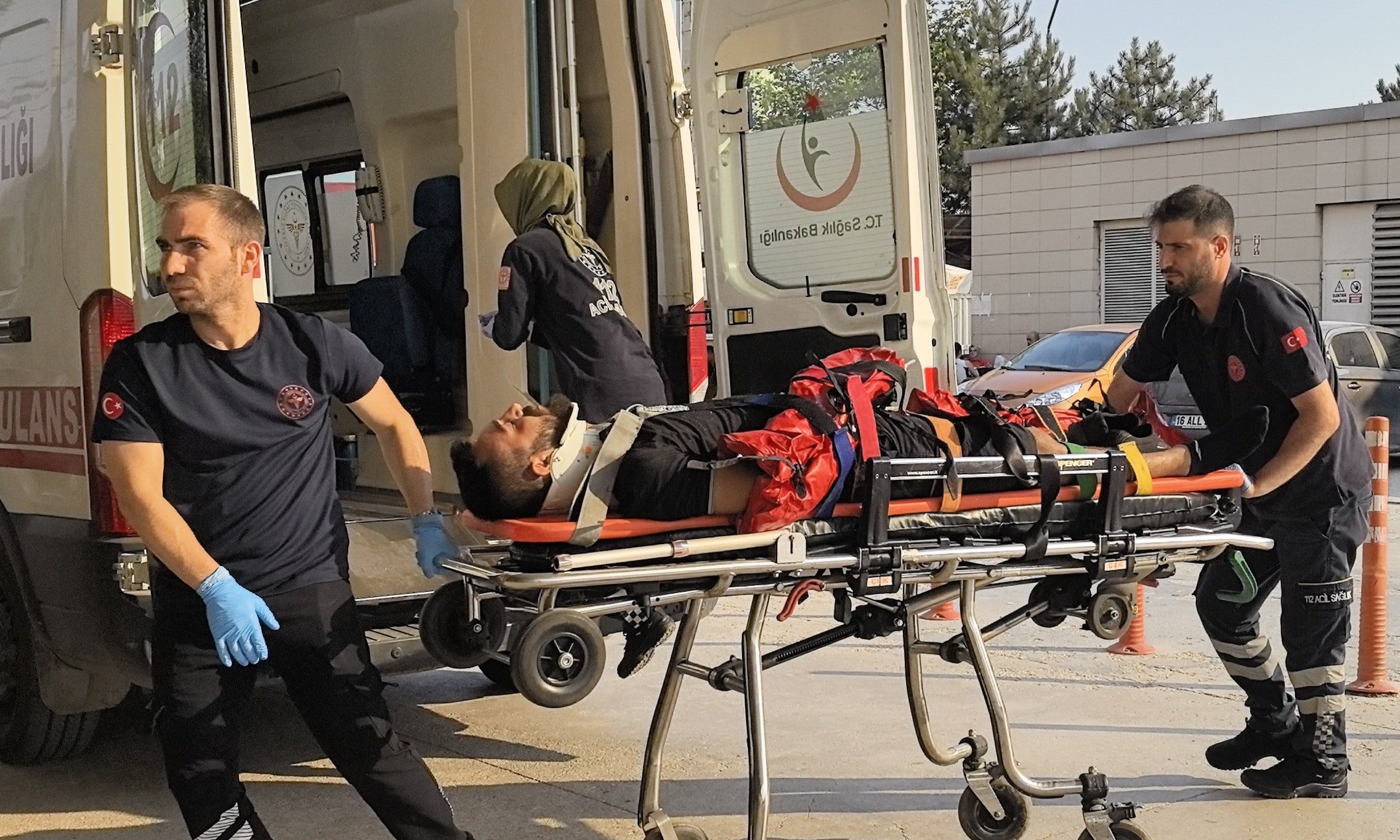 İnegöl’de çatıdan düşen genç ağır yaralandı