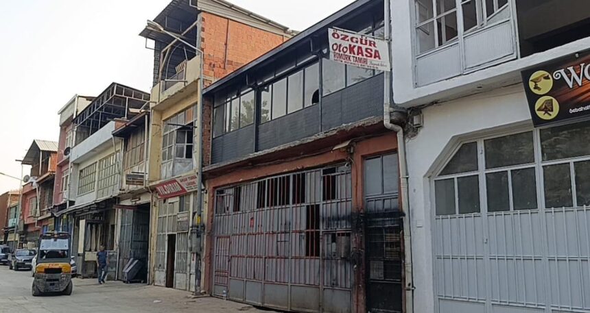 İnegöl’de çatıdan düşen genç ağır yaralandı