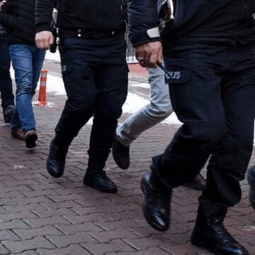 İstanbul merkezli FETÖ operasyonunda yakalanan 51 zanlı adliyede