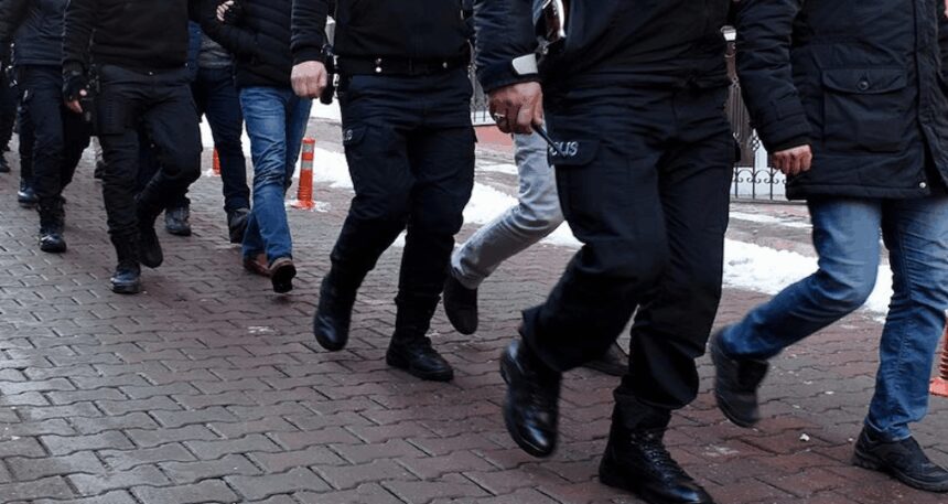 İstanbul merkezli FETÖ operasyonunda yakalanan 51 zanlı adliyede