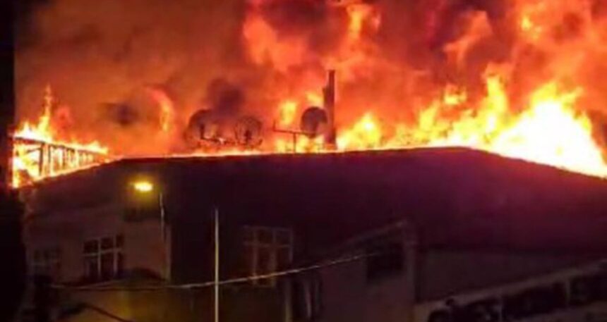 İstanbul’da 3 katlı binanın çatısı alev alev yandı
