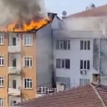 İstanbul’da 5 katlı binanın çatısı küle döndü