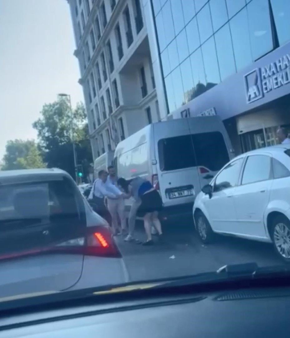 İstanbul'un göbeğinde sigara içtiği için uyarılan kadın, taksiciyi dövdü