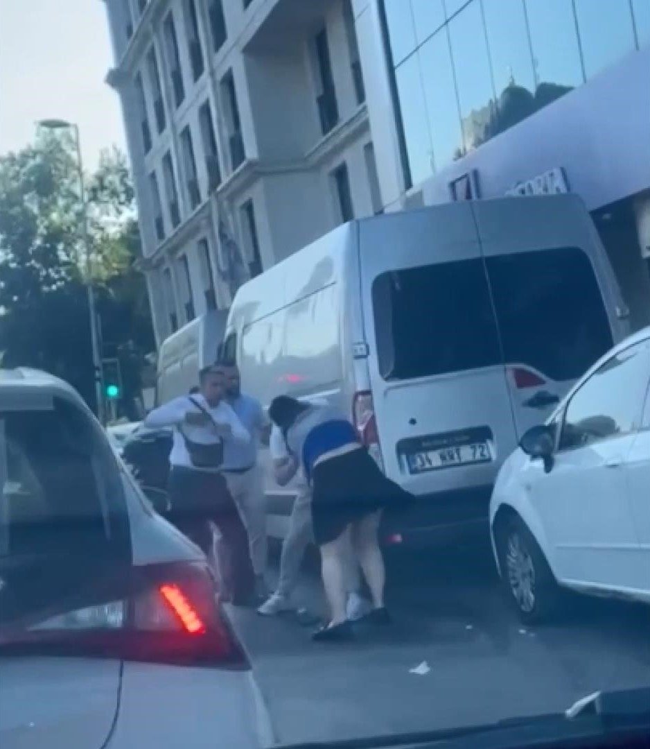 İstanbul'un göbeğinde sigara içtiği için uyarılan kadın, taksiciyi dövdü