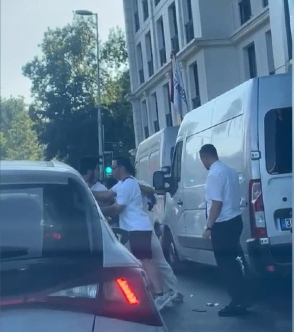 İstanbul'un göbeğinde sigara içtiği için uyarılan kadın, taksiciyi dövdü