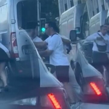 İstanbul’un göbeğinde sigara içtiği için uyarılan kadın, taksiciyi dövdü