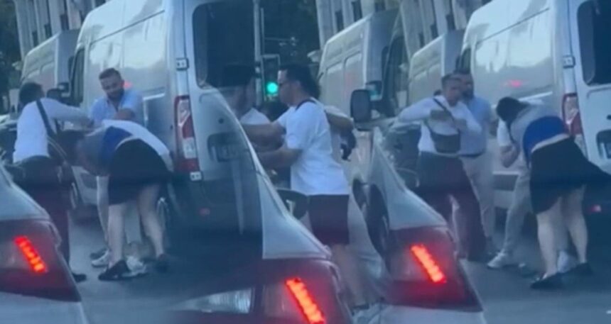 İstanbul’un göbeğinde sigara içtiği için uyarılan kadın, taksiciyi dövdü