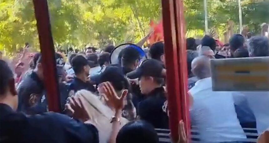 İşten çıkarılan 400 işçi, Büyükşehir Belediye Meclisi kapısına dayandı, polis müdahale etti