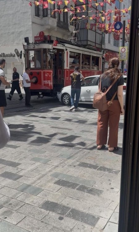 İstiklal Caddesi'nde korkutan kaza! Fren yerine gaza bastı