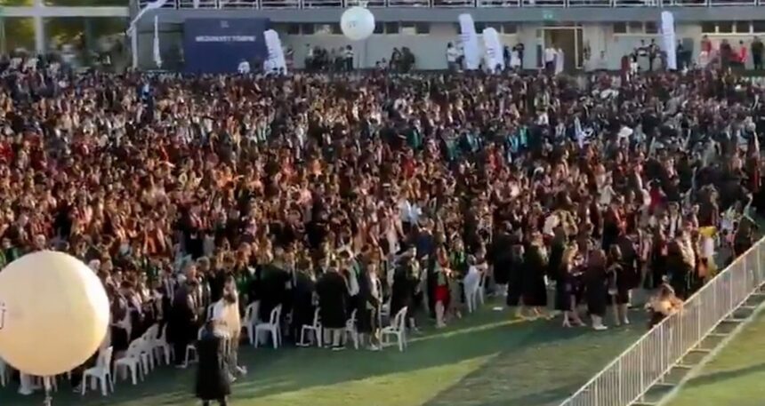 İTÜ mezuniyetine protestolar damga vurdu: Öğrencilerden rektöre soğuk duş