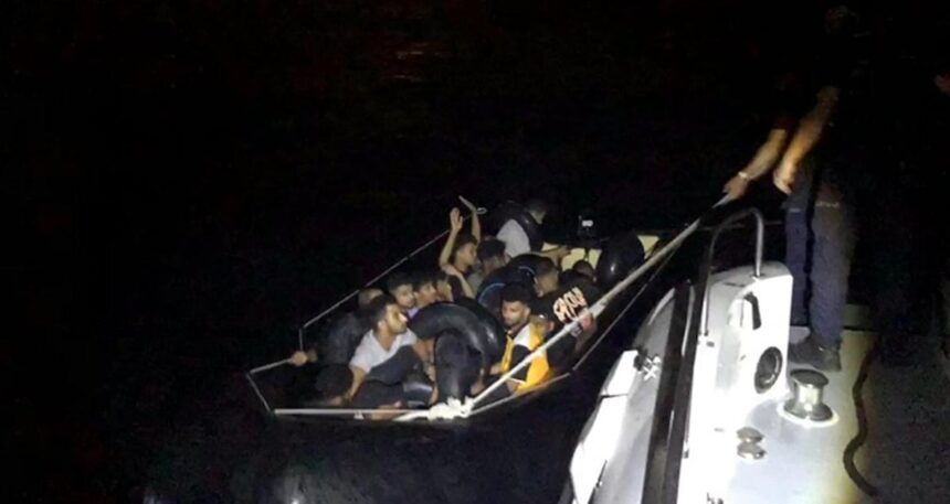 İzmir açıklarında 17 düzensiz göçmen yakalandı