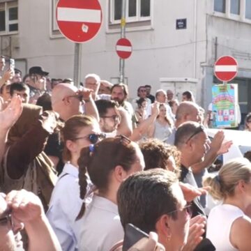 İzmir Büyükşehir soruşturmasında hastaneye sevk edilenlere alkışlı destek