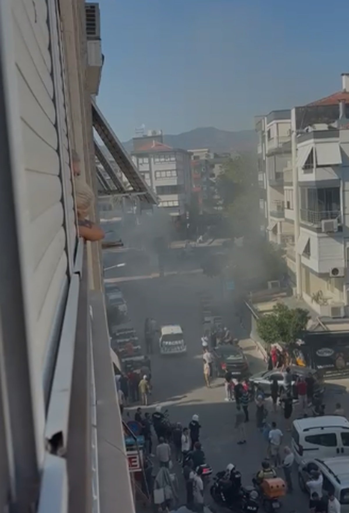 İzmir Karşıyaka'da trafo bomba gibi patladı, facianın eşiğinden dönüldü