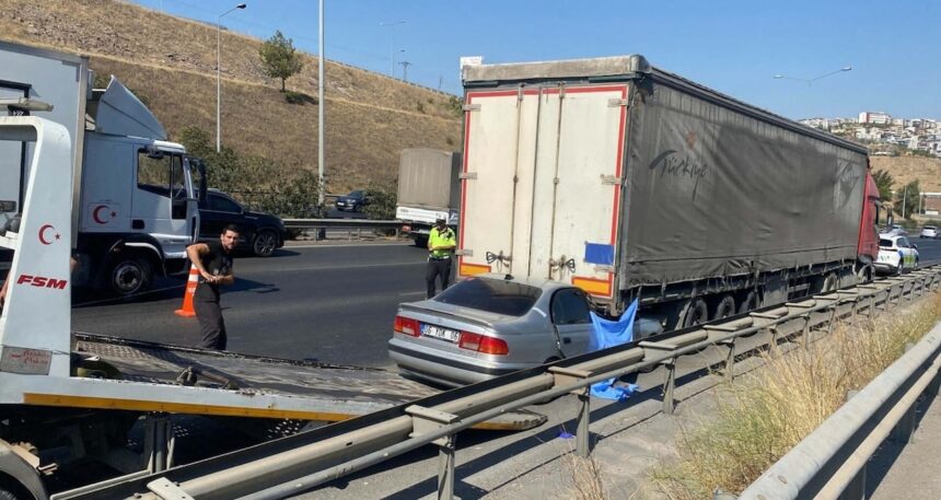 İzmir’de otomobil TIR’a ok gibi saplandı: 1 ölü, 1 ağır yaralı