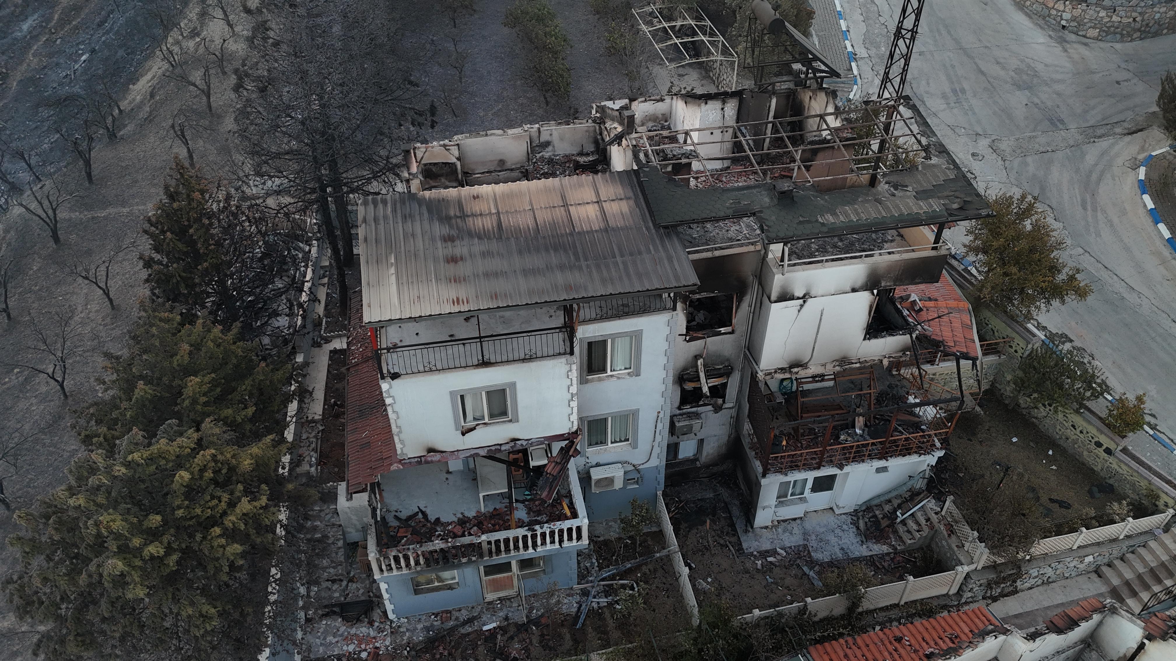 İzmir'de yangın felaketi: Alevler evlere dayandı