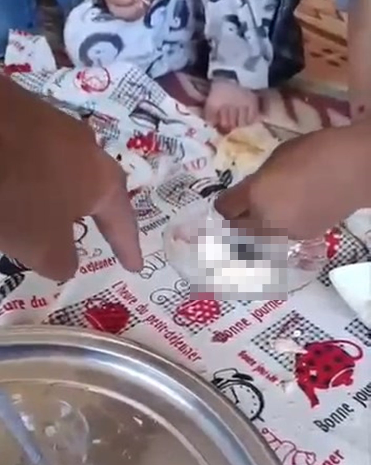 Kan donduran olay! Üvey kardeşlerine dışkı yedirdi