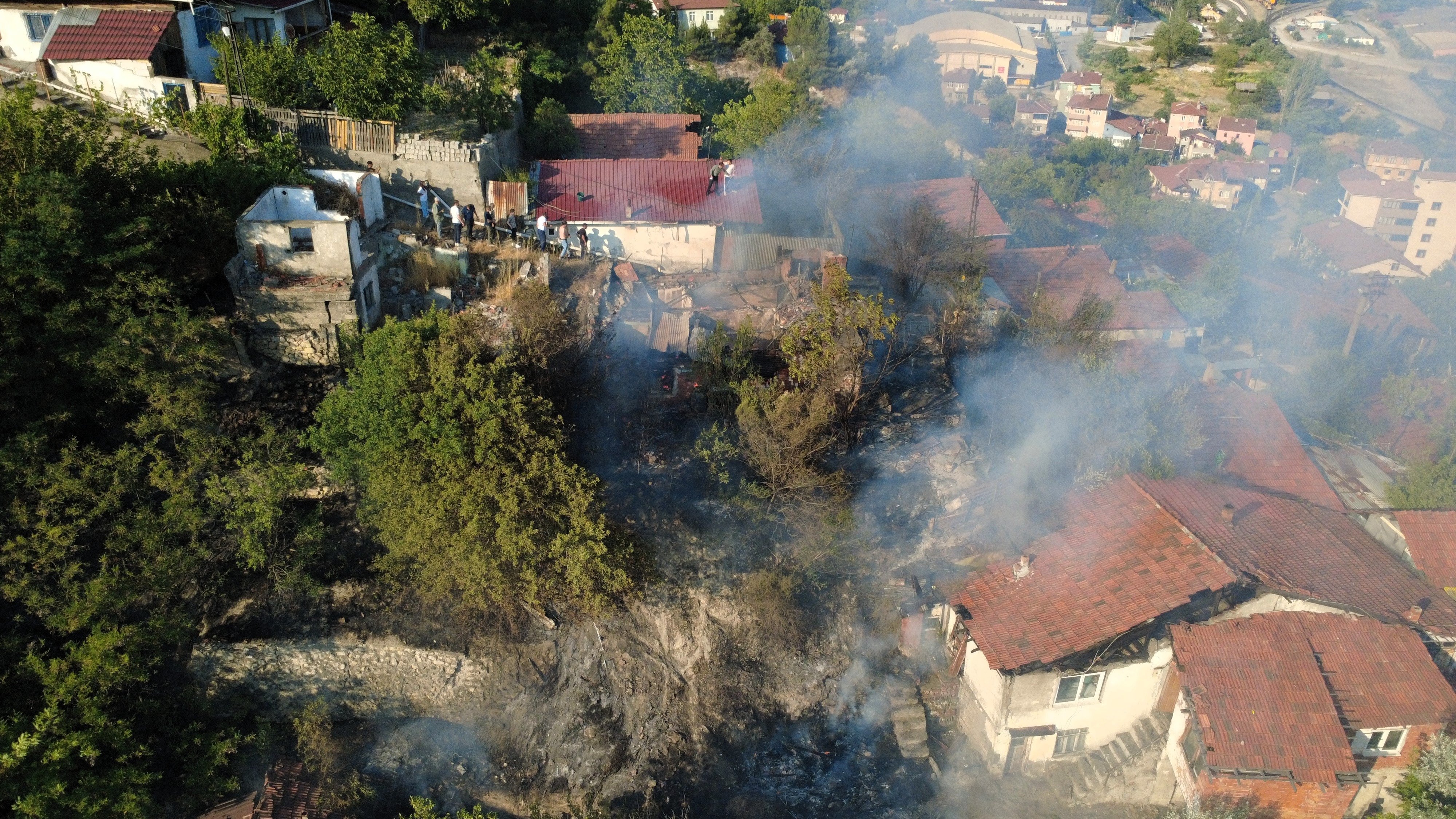 Karabük’te otluk alanda başlayan yangın 4 eve sıçradı