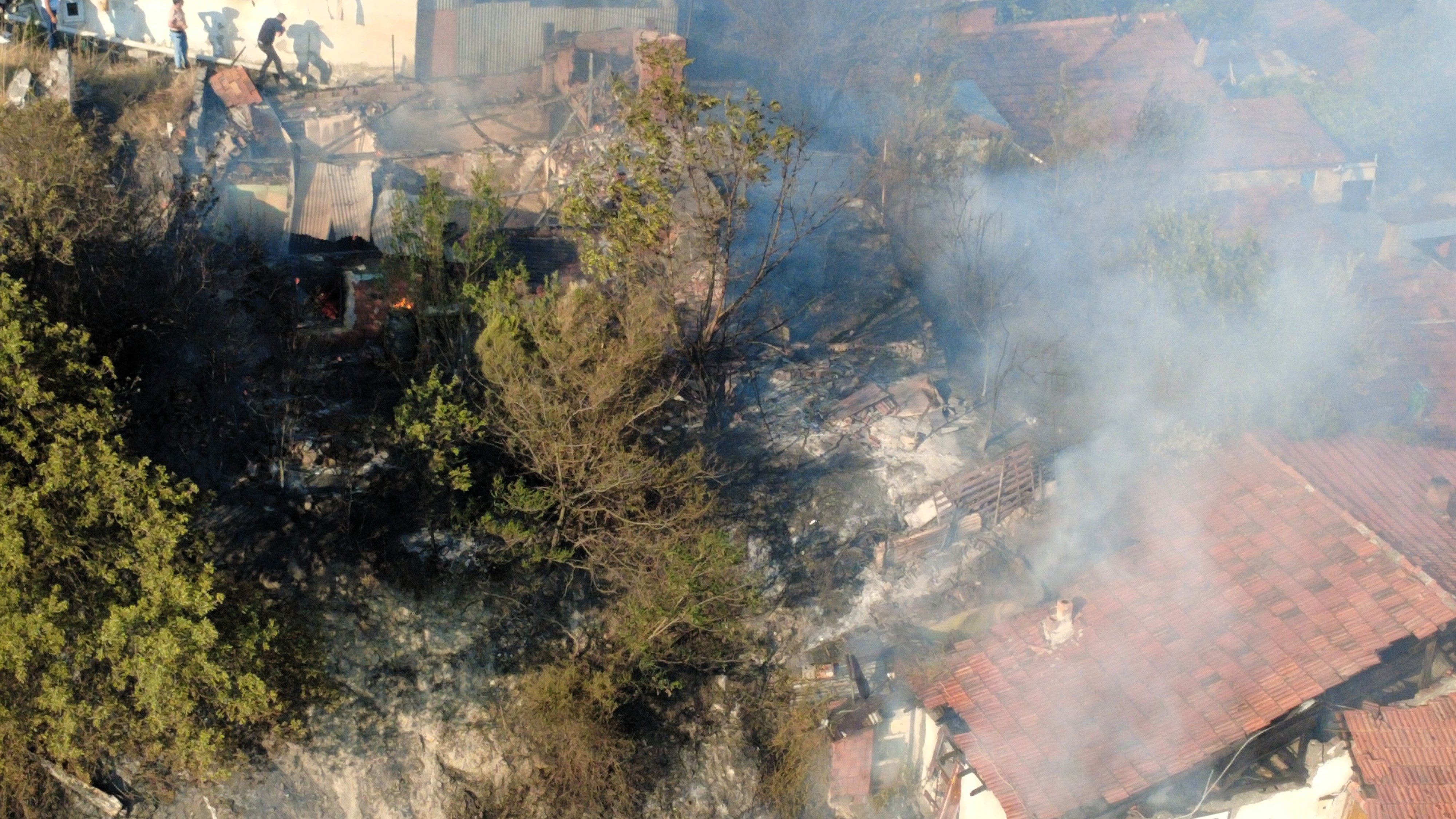 Karabük’te otluk alanda başlayan yangın 4 eve sıçradı