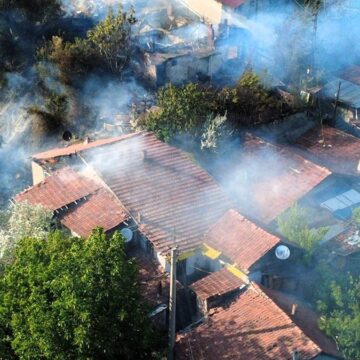 Karabük’te otluk alanda başlayan yangın 4 eve sıçradı