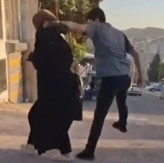 Karısını dövmek yetmedi! Araya girenler de payını aldı
