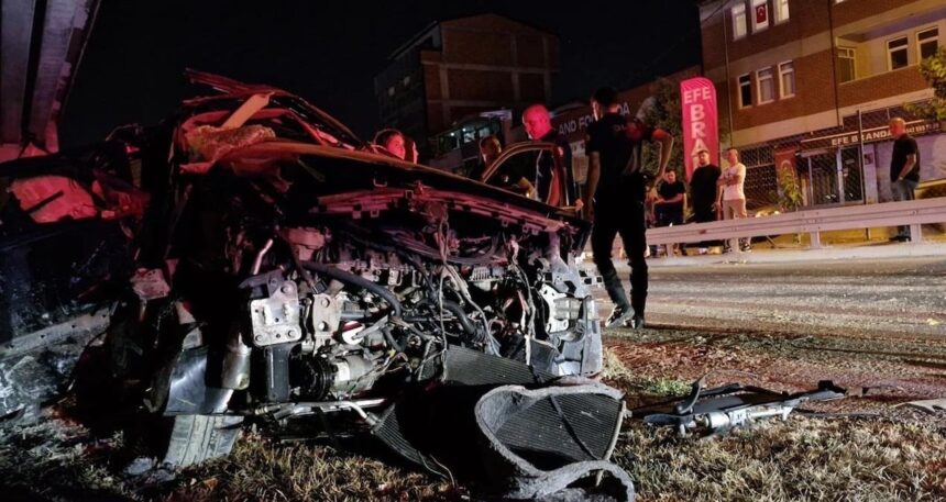 Kocaeli’de feci kaza! Otomobil köprü ayağına çarptı, 2 kişi ağır yaralandı