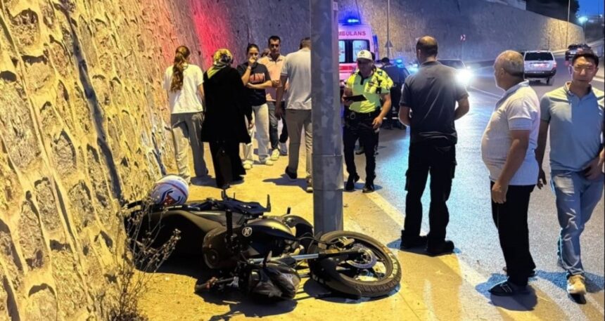 Kocaeli’de motosiklet kaldırıma çarptı: 1’i ağır 2 yaralı